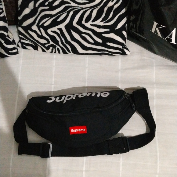 Supreme Logo Print Fanny Bag For Men & Woman - Picture 9 of 9